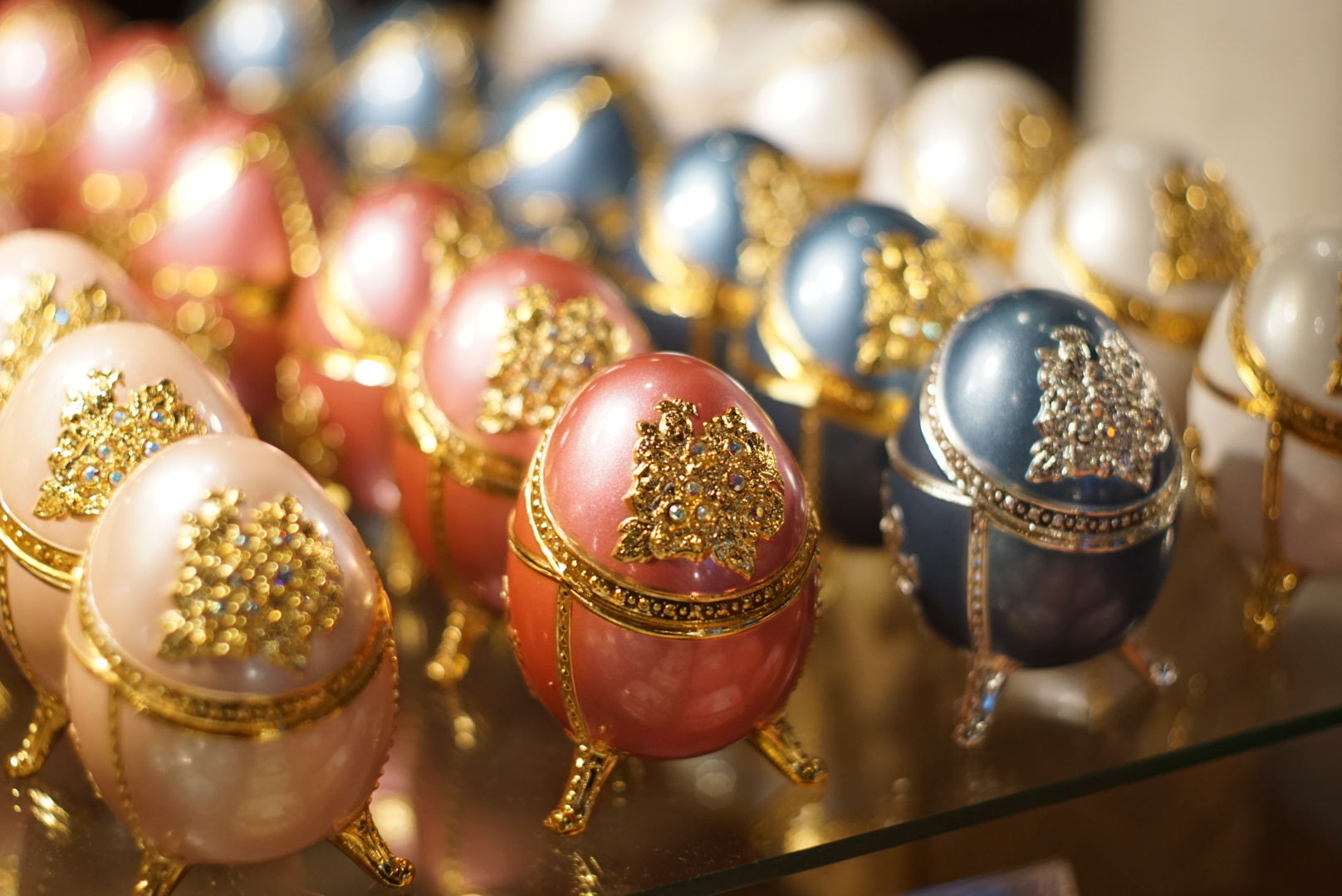 伝統工芸”アンチモニー工芸品”の魅力をオルゴールの音色とともに