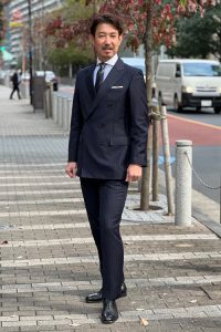 ozie|オジエ ネイビーストライプのダブルスーツxクレリックシャツx