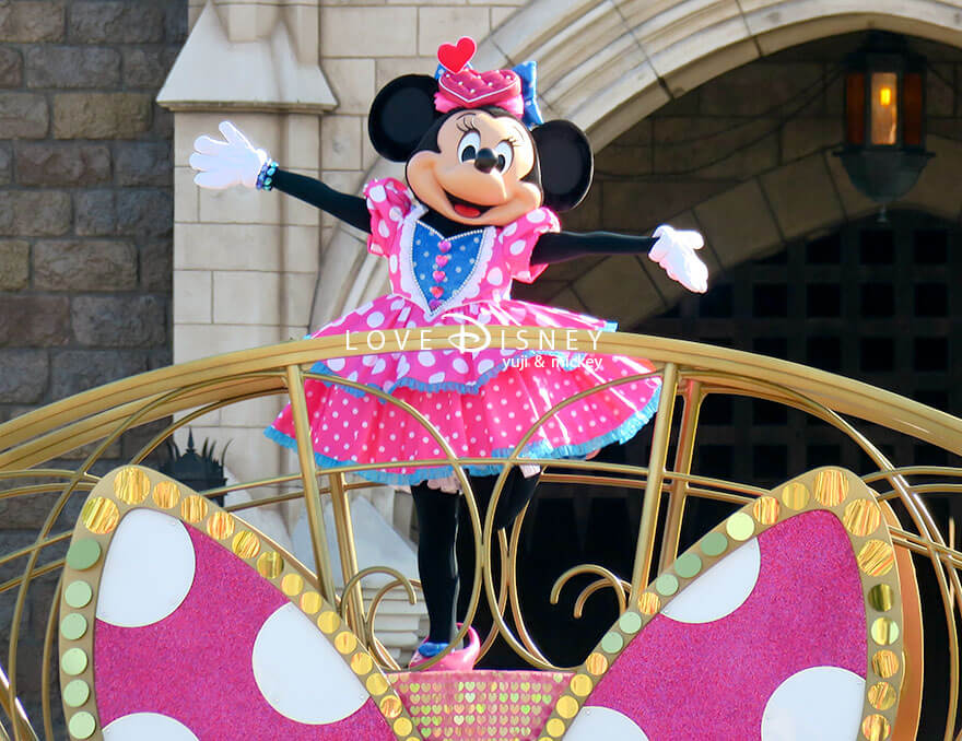 東京ディズニーランド“ミニーのファンダーランド”グッズ ピンク色に