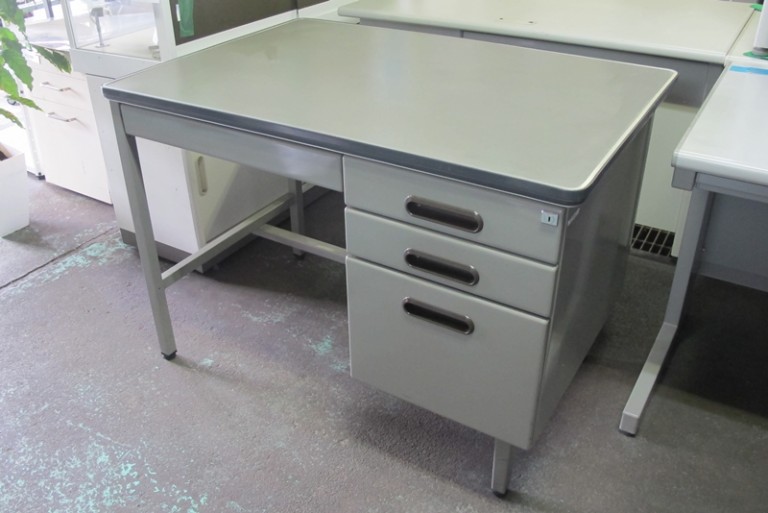 レトロ調？ いや、まだ現役5号デスク | もっとオフィス｜熊本で中古