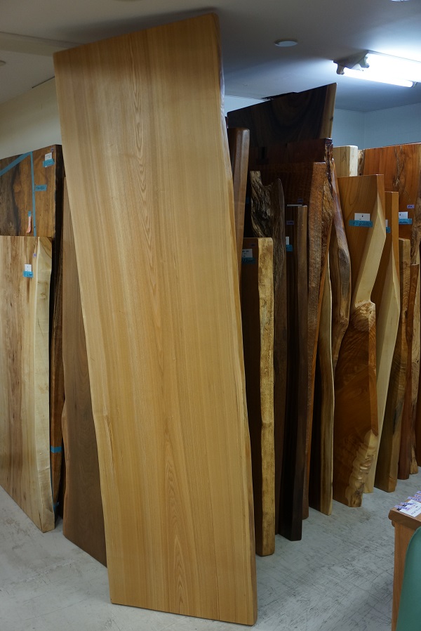 天然木 東京 新宿 東五軒町店展示 欅（けやき・ケヤキ）材 一枚板