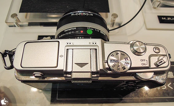 オリンパスイメージングの同社初となるWi-Fi機能搭載ミラーレス一眼