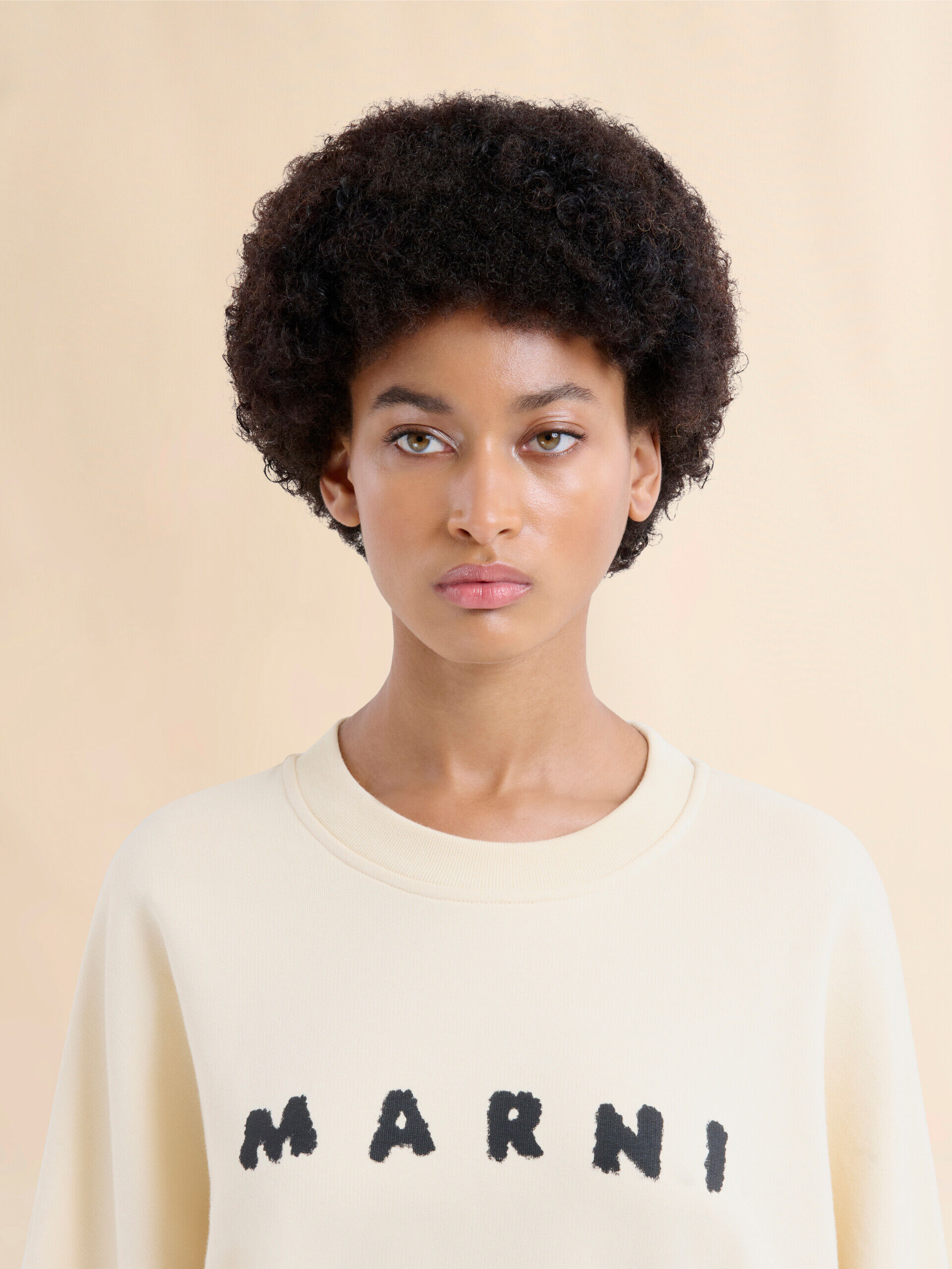 アイボリー コットンクルーネックTシャツ、マルニロゴプリント入り | Marni
