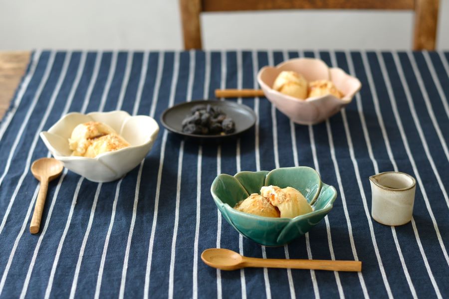 レコメンド :: 植物モチーフの器 :: 山茶花 4寸小鉢 - マルミツウェブ