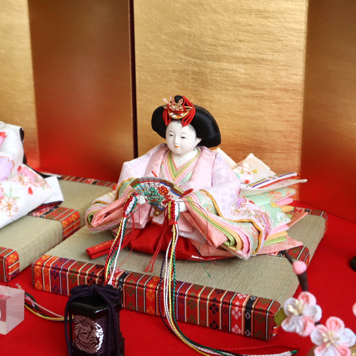 最新作 小出松寿作 三寸おぼこ雛 京刺繍 金駒 雪輪桜 頭師：市川伯英
