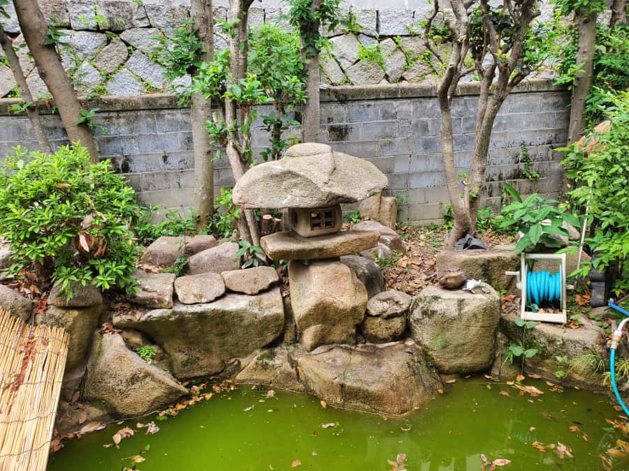 呉市西鹿田町にて、笠が落ちてしまった庭灯篭の修復作業 | 呉市