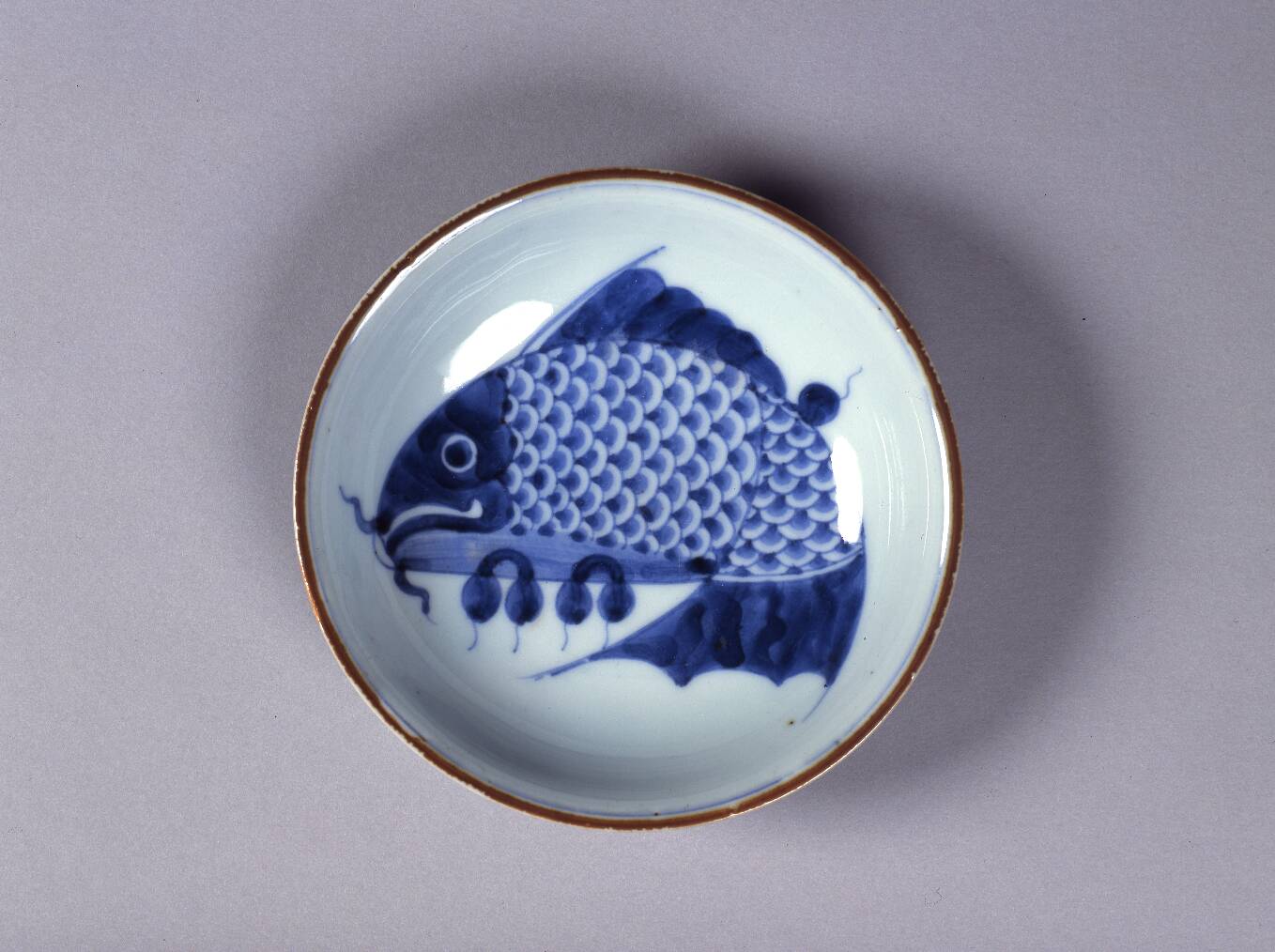 染付鯉文皿（5客） – 兵庫陶芸美術館 収蔵品データベース