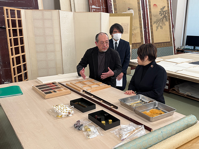 あべ大臣が文化財の保存修理の工房を視察