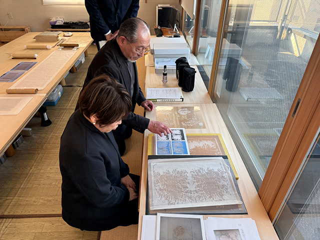 あべ大臣が文化財の保存修理の工房を視察