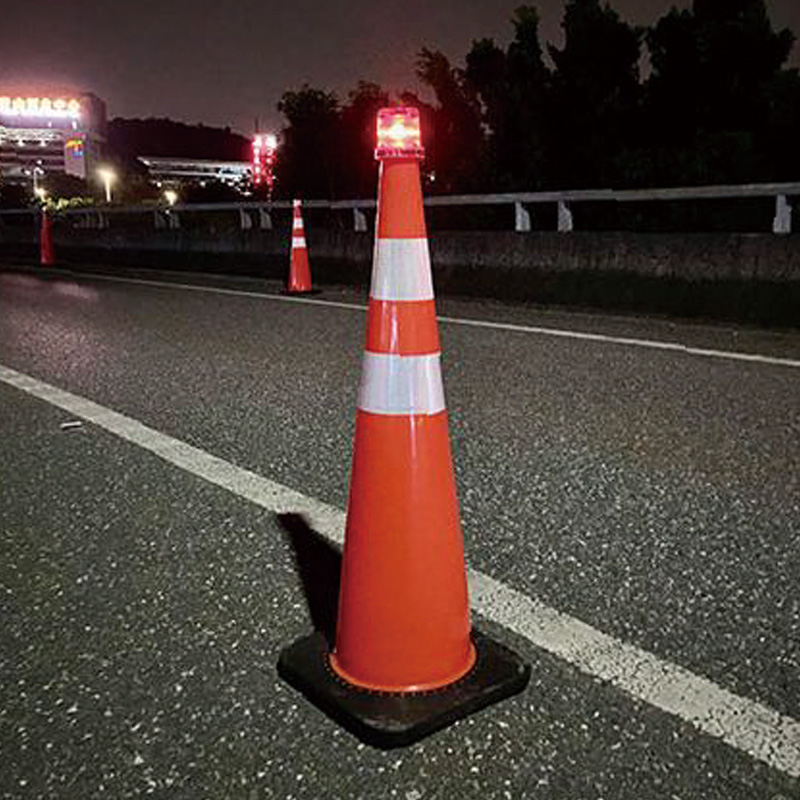 ソーラー式LED工事灯 クアドラ2 赤カバー/赤点滅 防水防塵IP66 SWLN4