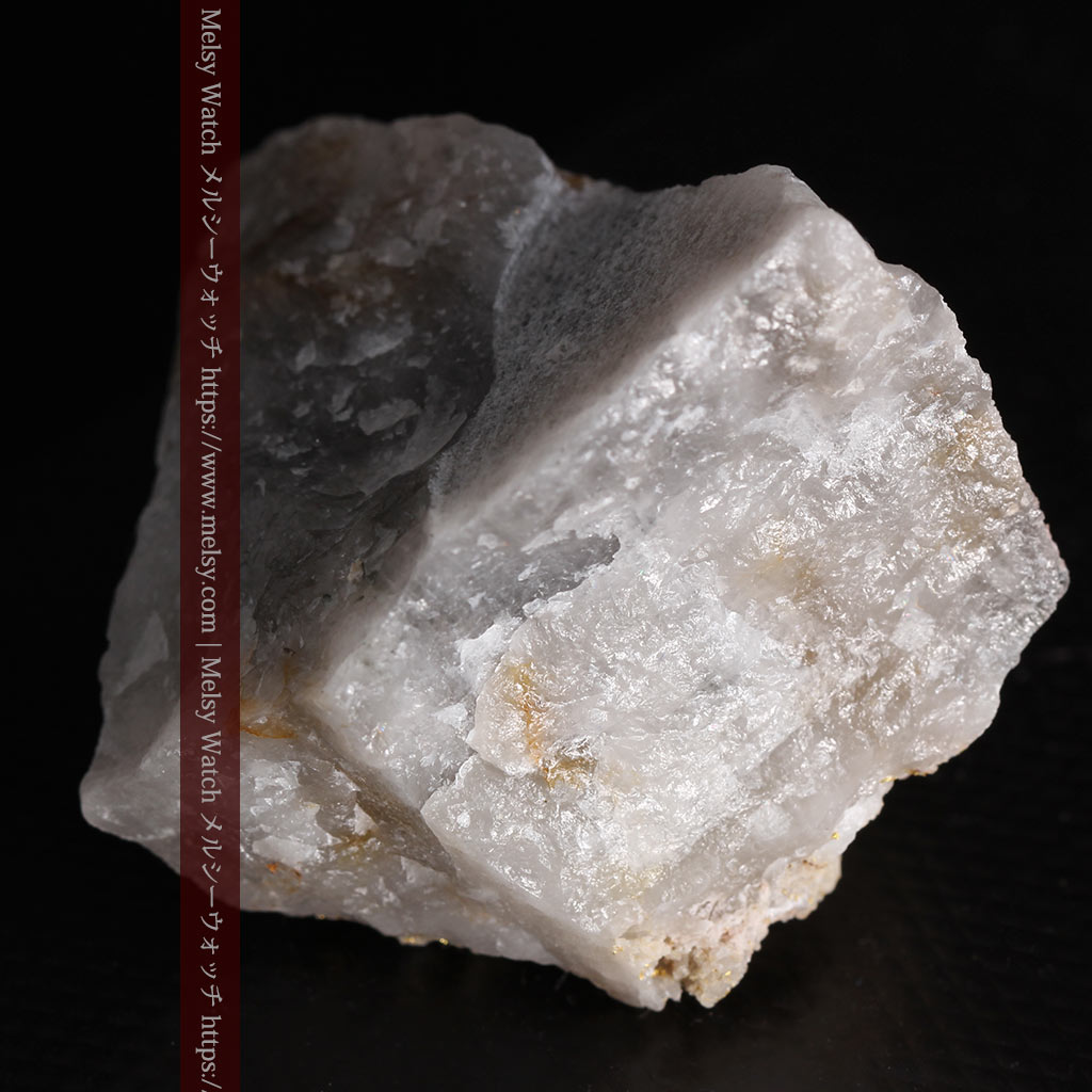 42gと大きめの石英の中に見える砂金のような自然金