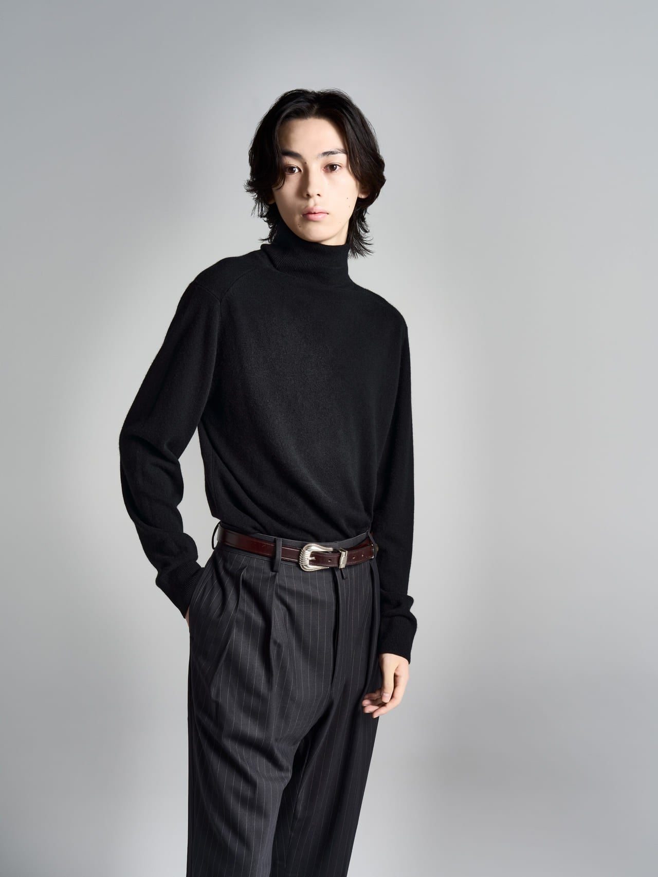 ユニクロのセーター×小川創史】上品なカシミヤを主役に大人スタイルに