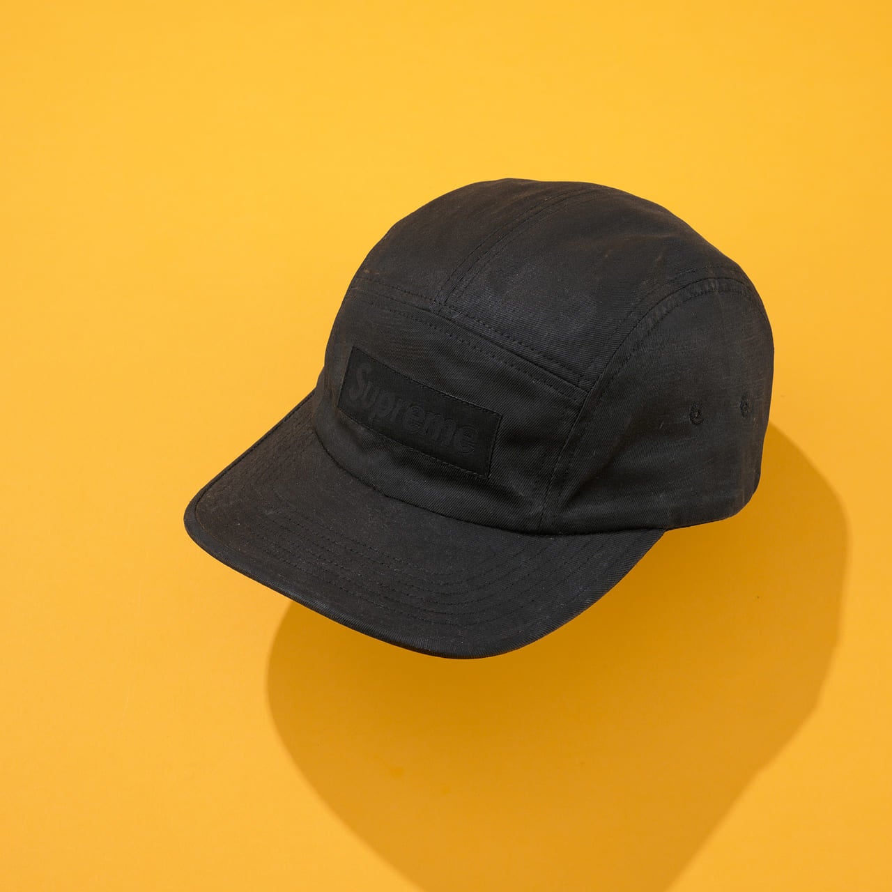 シュプリーム」と「メゾン マルジェラ」のコラボな黒キャップ