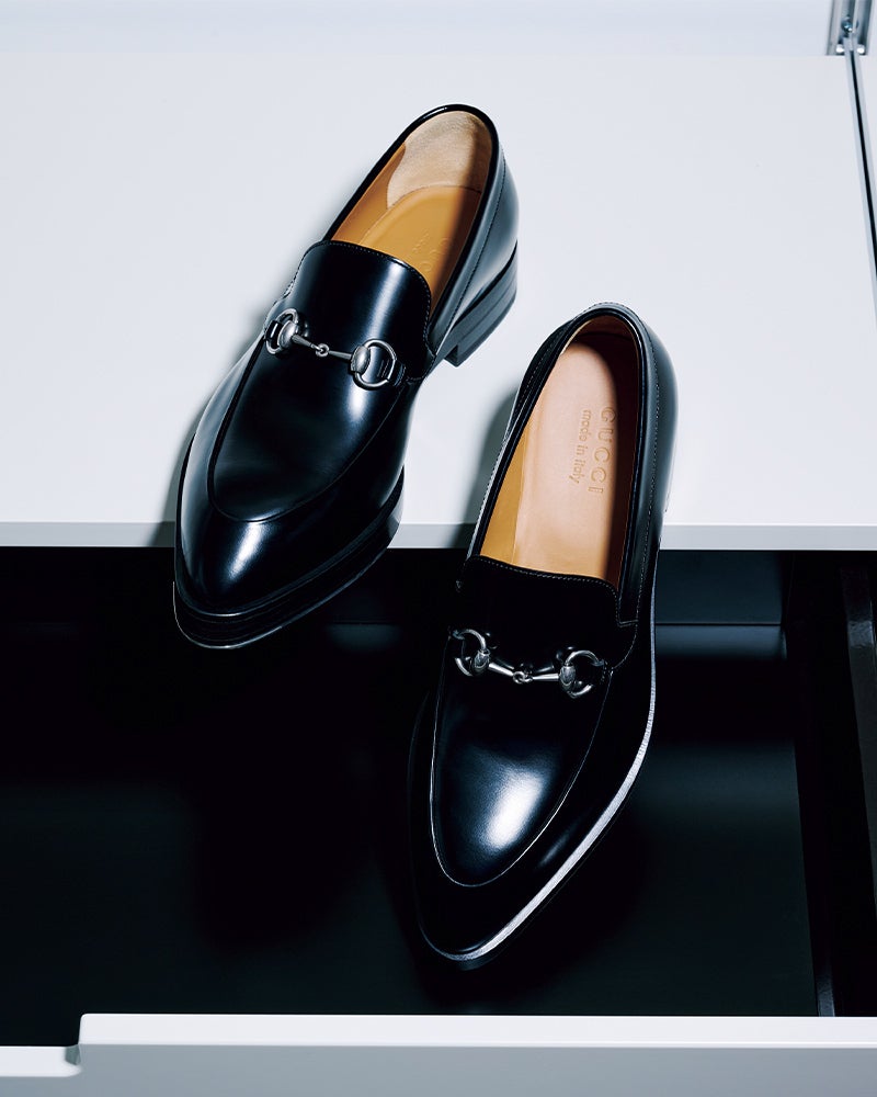 エルメス」のモカシンか、「グッチ」のローファーか。5月に買うべき黒