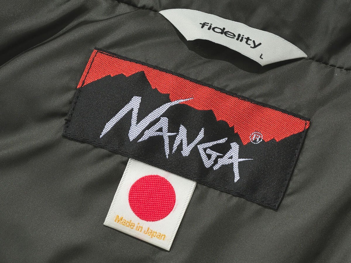 ダウンのトレンドカラーは「大人カーキ」！日本製の特別なナンガ