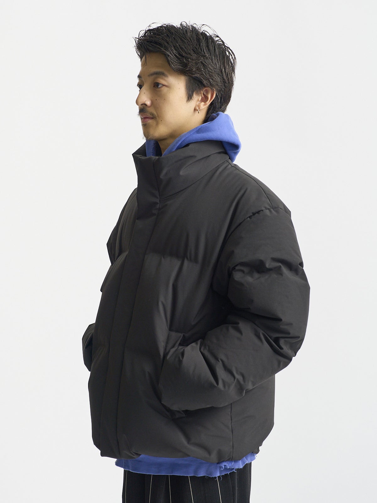 ユニクロ」の黒い“シームレスダウンジャケット”に大人スラックスを