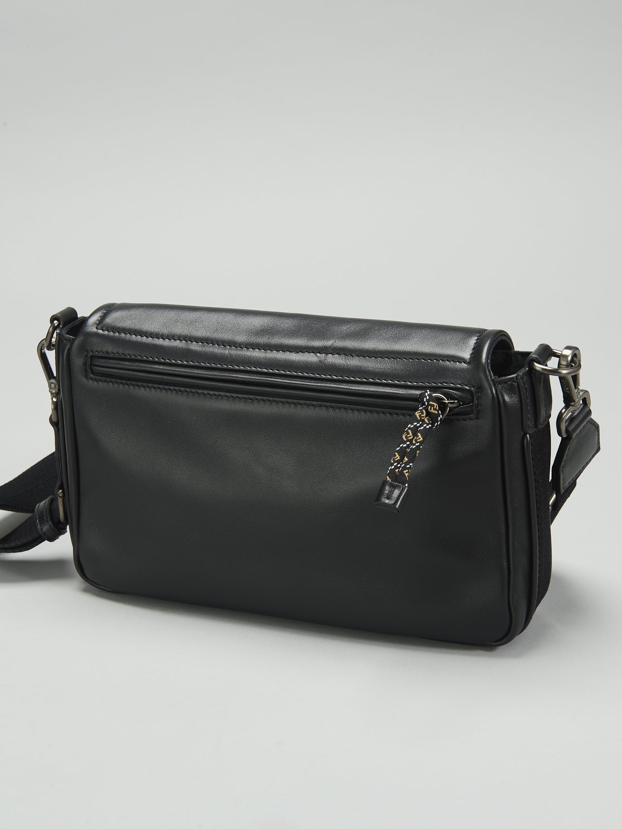 フェンディ」で春に向けて買うべき新作“黒レザーバッグ”！ モダンかつ