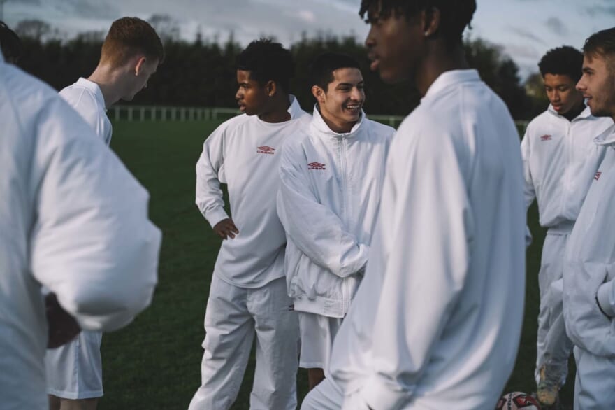 完売必至】「コモリ」と「アンブロ」のコラボレーションが実現！ 全6