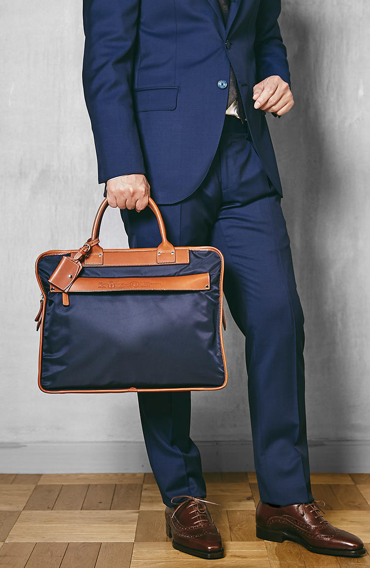 フェリージの人気鞄、ビジネスで使いやすい「紺×茶」を型違いで持ち