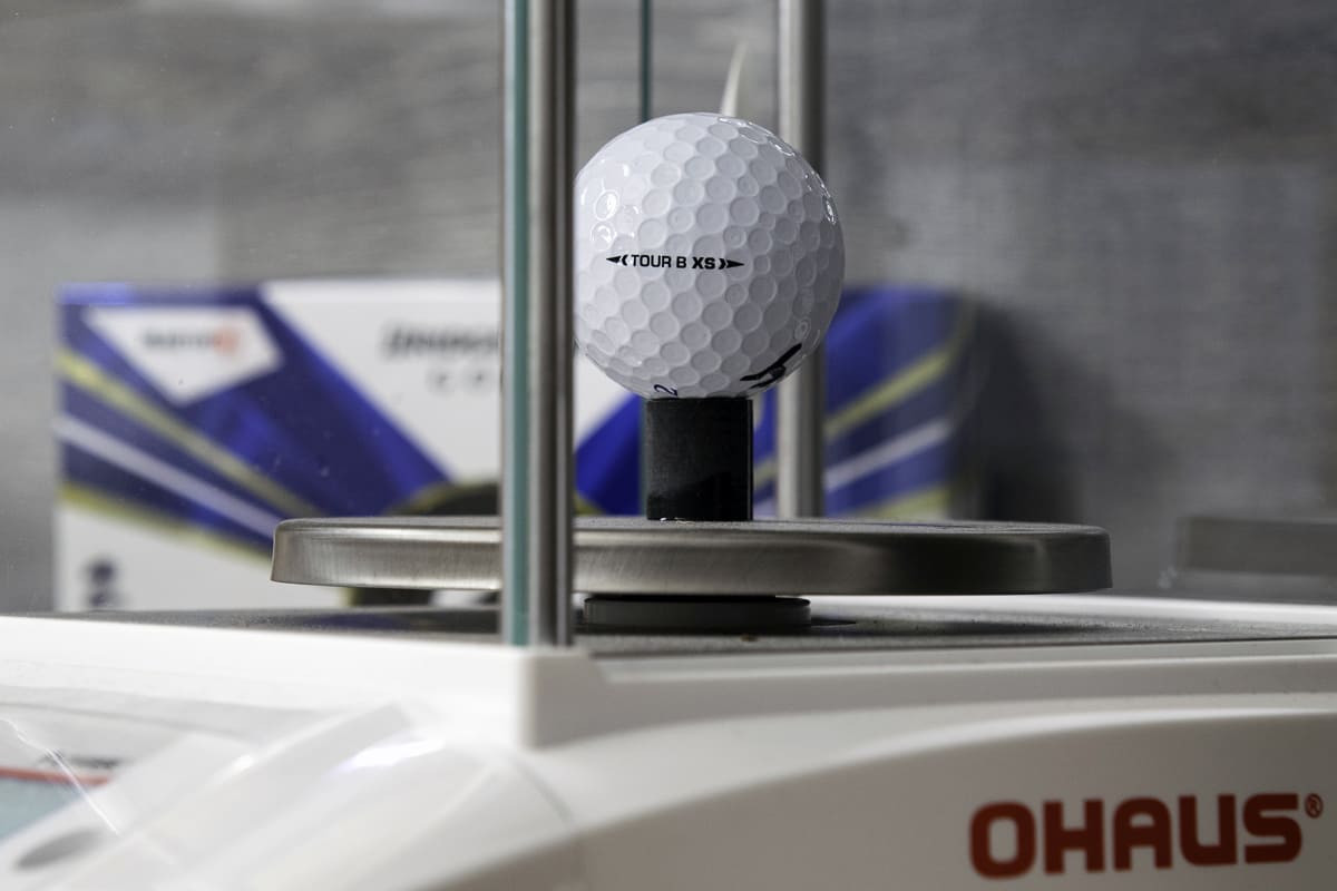 タイガーボールとしても知られるブリヂストン「TOUR B XS」ゴルフ