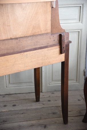 雰囲気ある木製のドレッサー