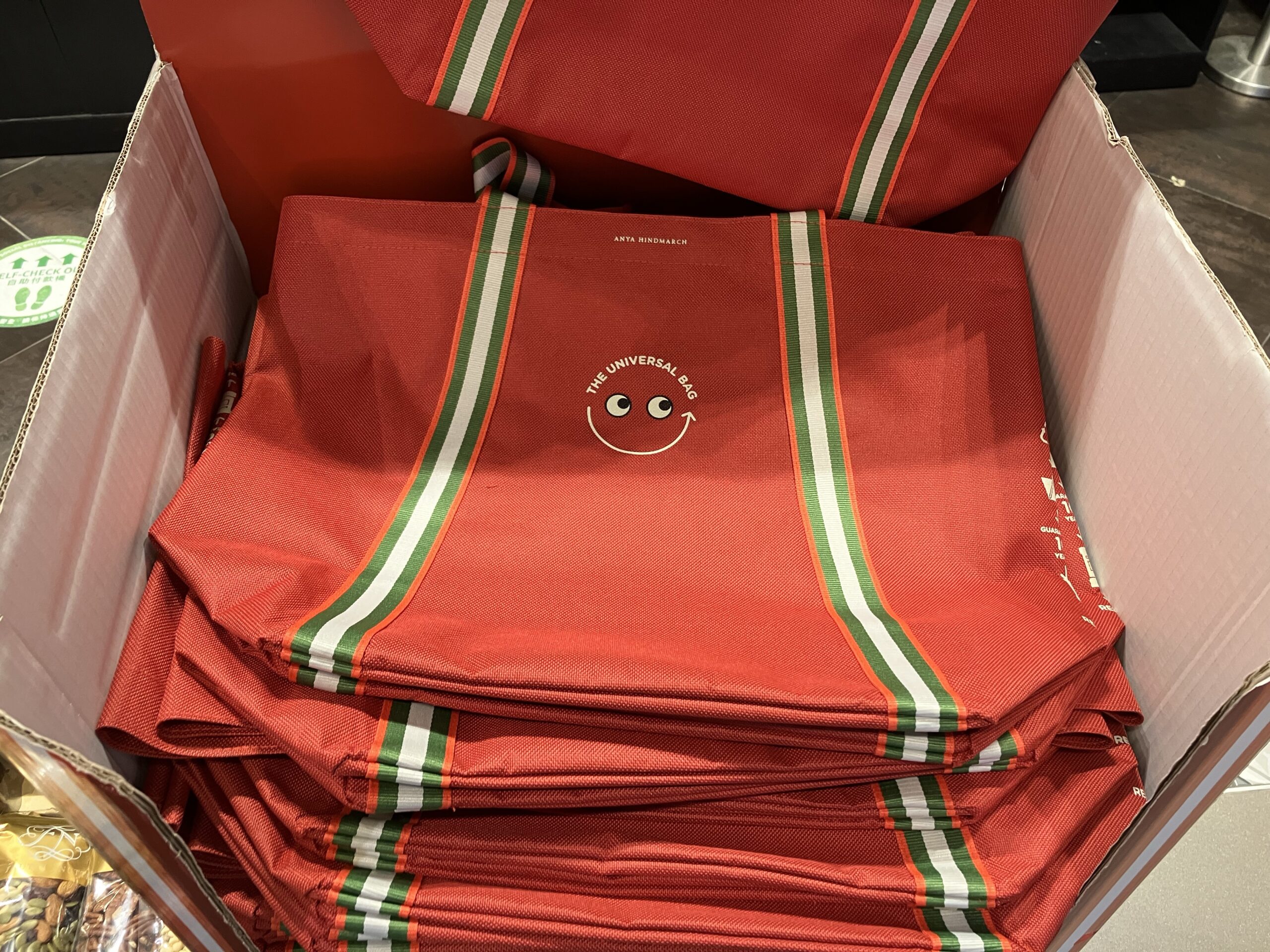 香港限定カラー！Anya Hindmarchのエコバッグ！お土産にも絶対喜ばれる