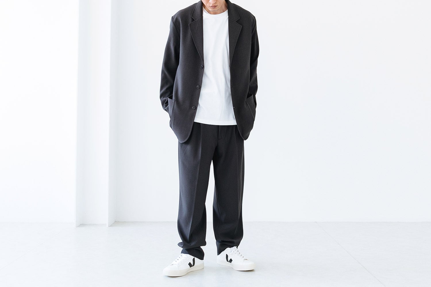 リラックスシルエットのジャケットパンツセットアップ