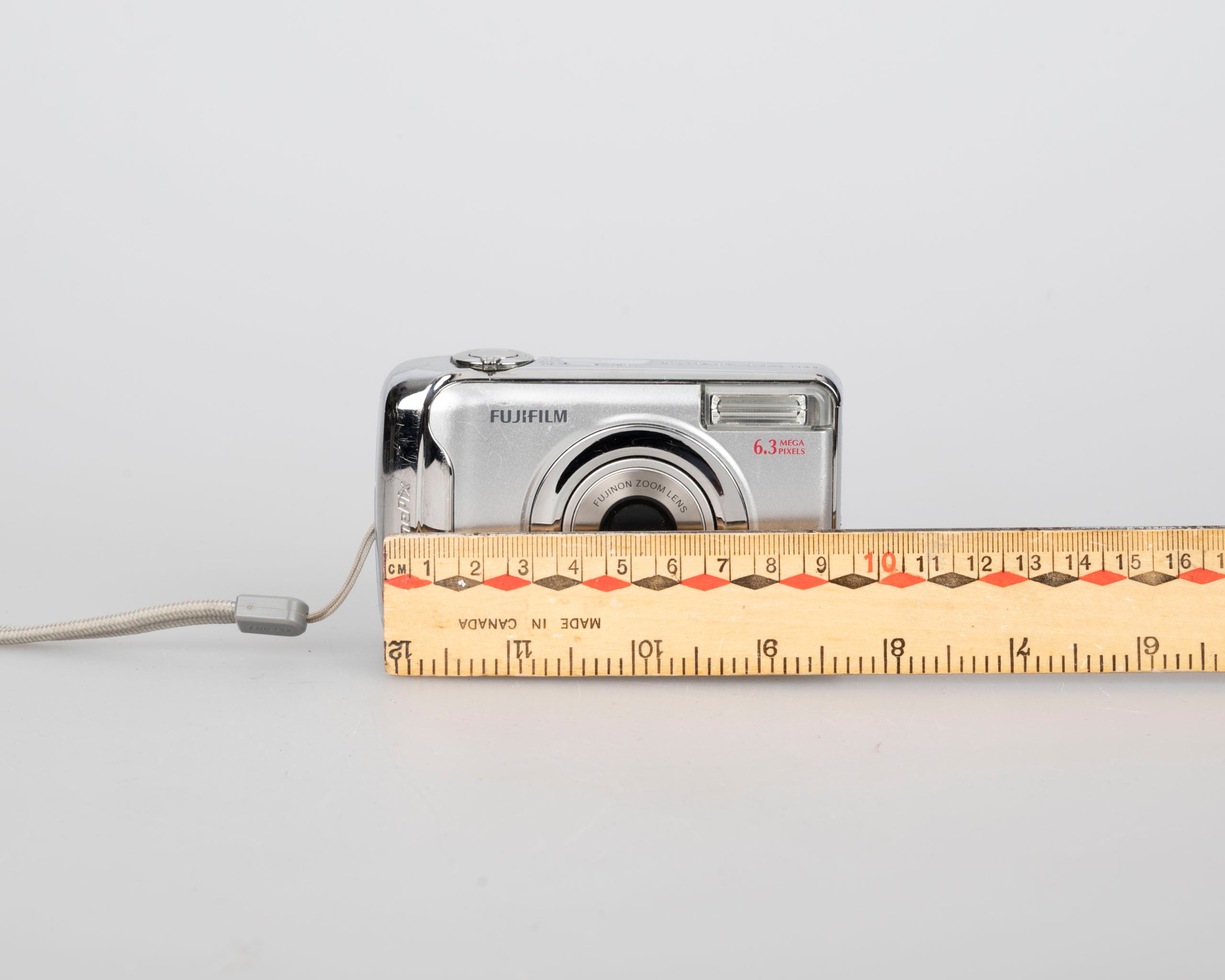 Fujifilm Finepix A610 6.3 MP CCD sensor digicam (uses AA batteries