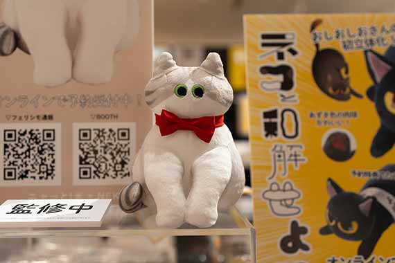 大人気イラストレーターコラボのかわいい猫ぬいぐるみが登場