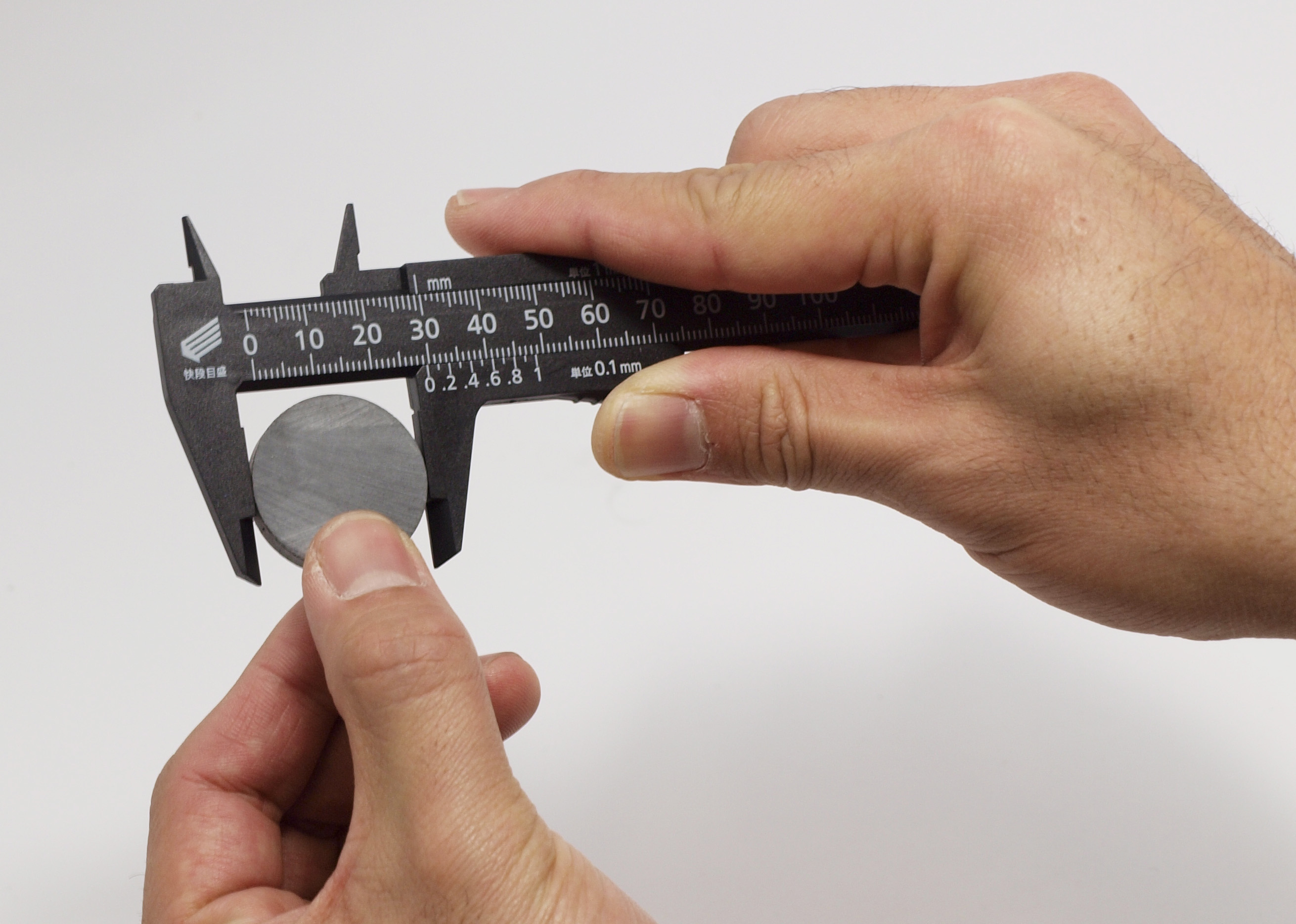 製品情報｜プラスチックノギス 快段目盛 軽快 100mm｜新潟精機株式会社