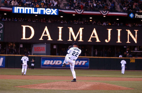 大魔神・佐々木にレーザー光線／2001・5・10 - MLB写真ニュース