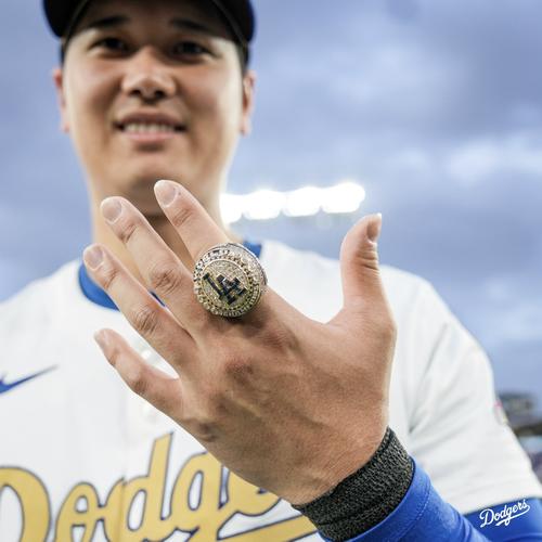 大谷翔平が歓喜のチャンピオンリングショット公開 豪華指輪を手に