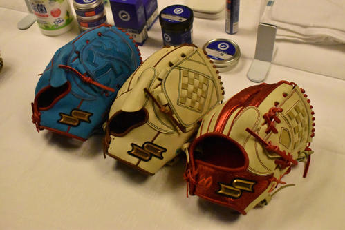 SSK」の広島栗林良吏、水色グラブで広告塔誓う「活躍が一番の恩返し