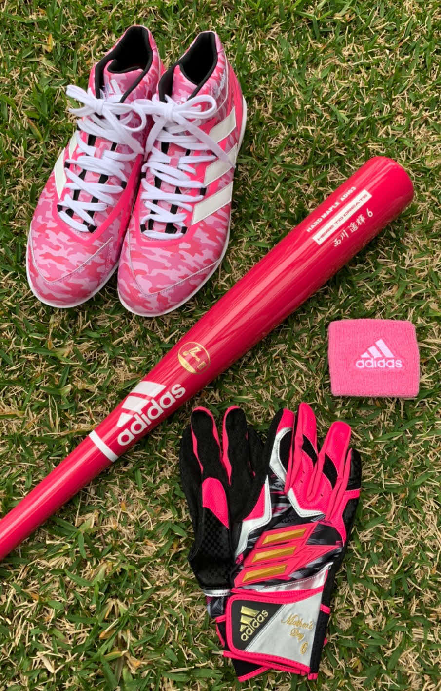 楽天】西川遥輝、母の日にちなみピンク色の道具でプレーへ 応援席も“母