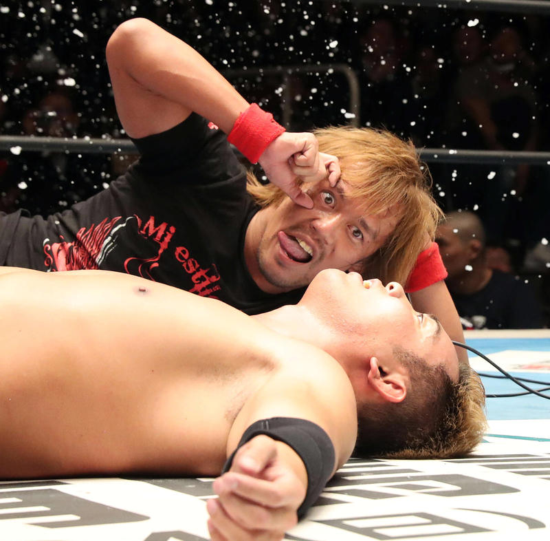 内藤哲也「雪」降らせ勝利 オカダの横で余裕の笑み - プロレス : 日刊