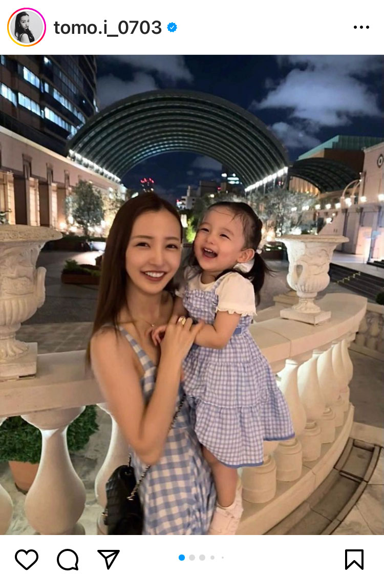 板野友美 親子でギンガムチェックのおそろいコーデに「AKBを