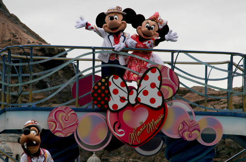 ミニーを喜ばせられるかな？ ミッキーら全員でダンス10分 ディズニー