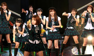 2019年1月8日、博多座でのフレッシュメンバーコンサートで歌い踊る