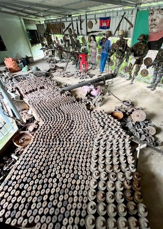 死地をくぐり抜け、地雷撤去に取り組むアキ・ラーさん＝11月19日