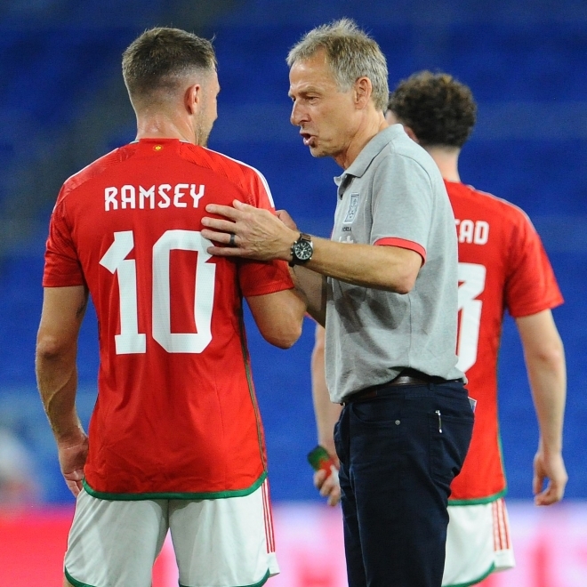 異常な振る舞いだ！」クリンスマン代表監督、相手選手への“ユニ