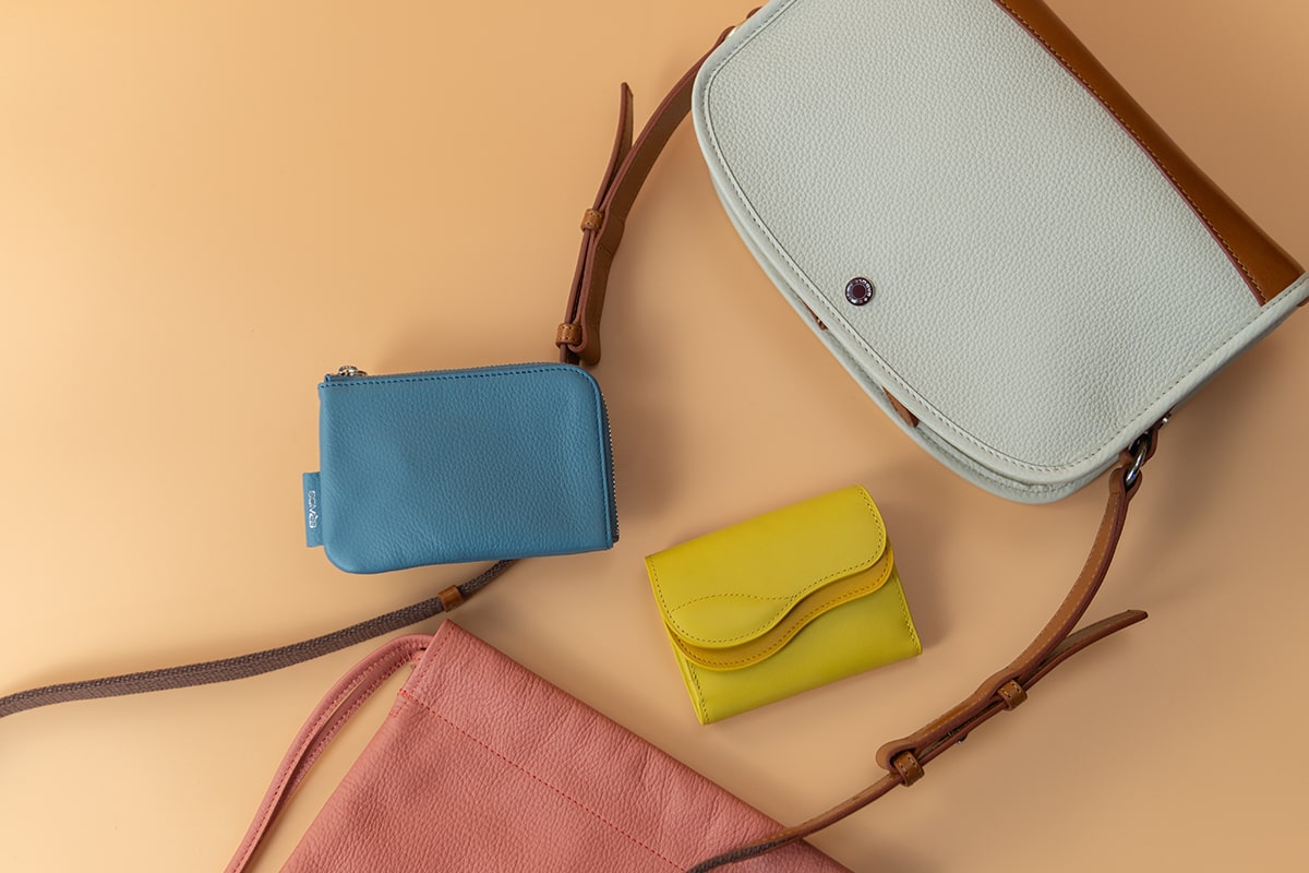 夏のレザーは「カラー」を味方に｜新作カラーアイテム | ソメスサドル