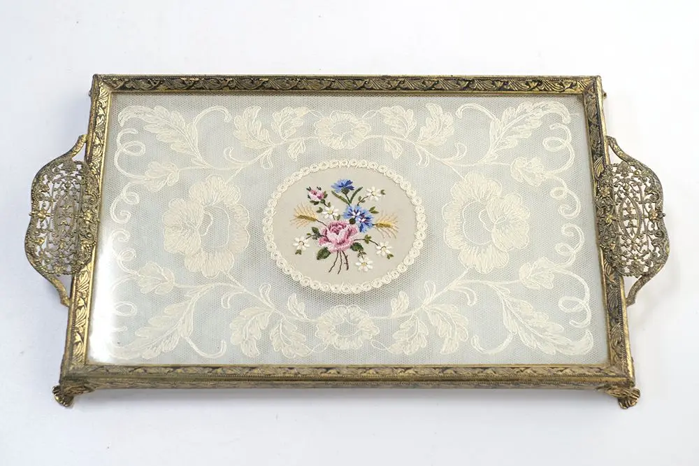 ヴィンテージ プチポワン ドレッシングトレイ ガラスの中に収められた