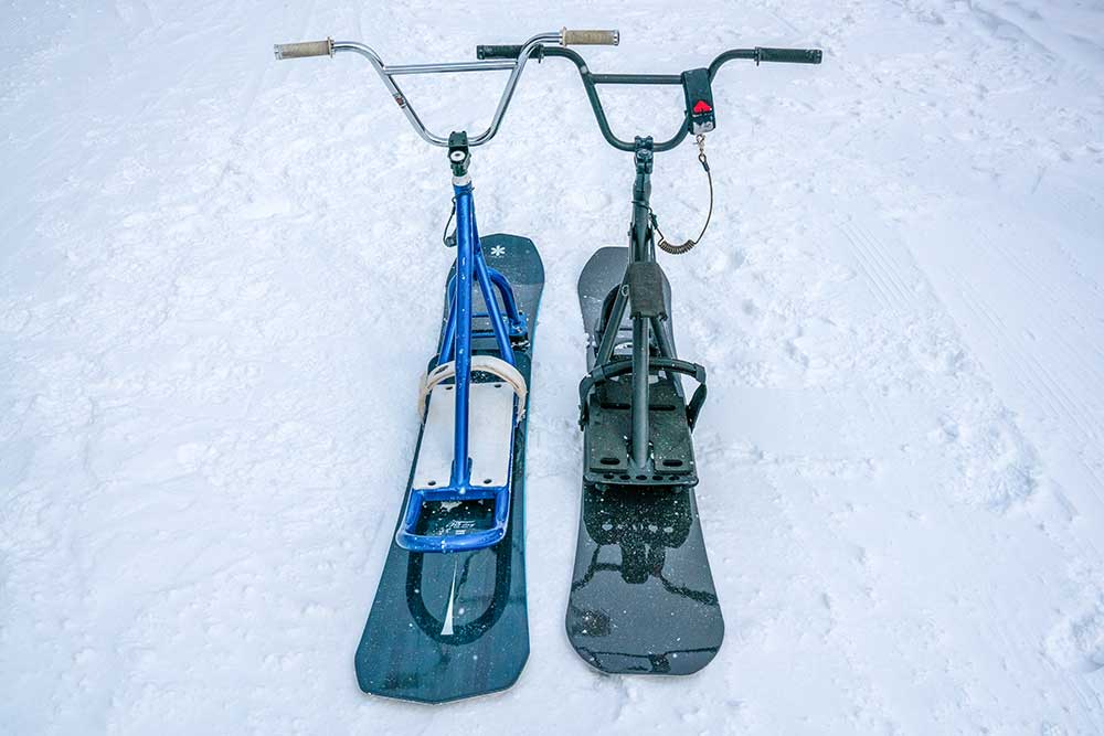 スノーバイクって何？ スノースクートとスノーモトの違いは