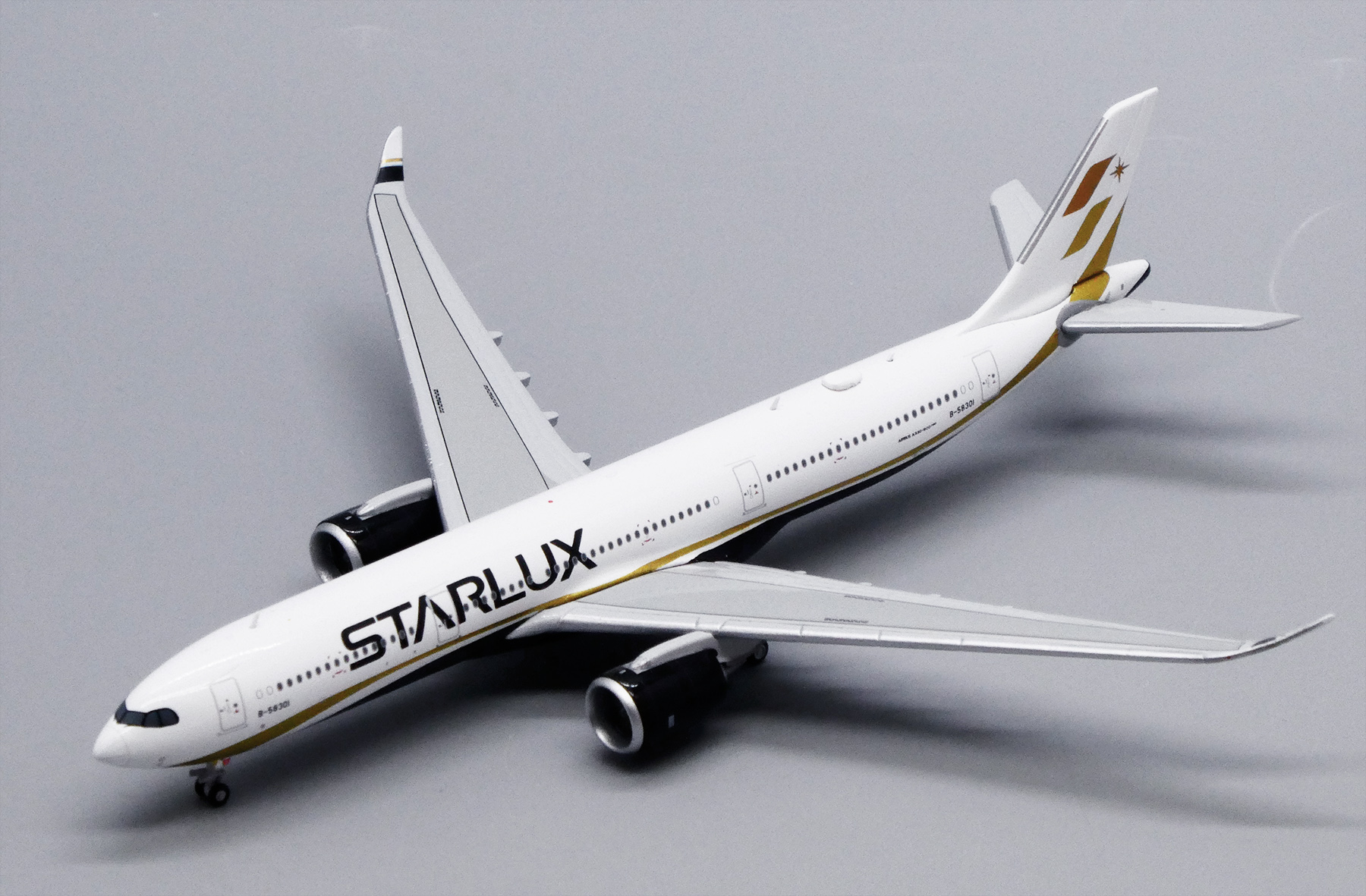 スターラックス航空 A330-900neo 1/200スケール スターラックス航空