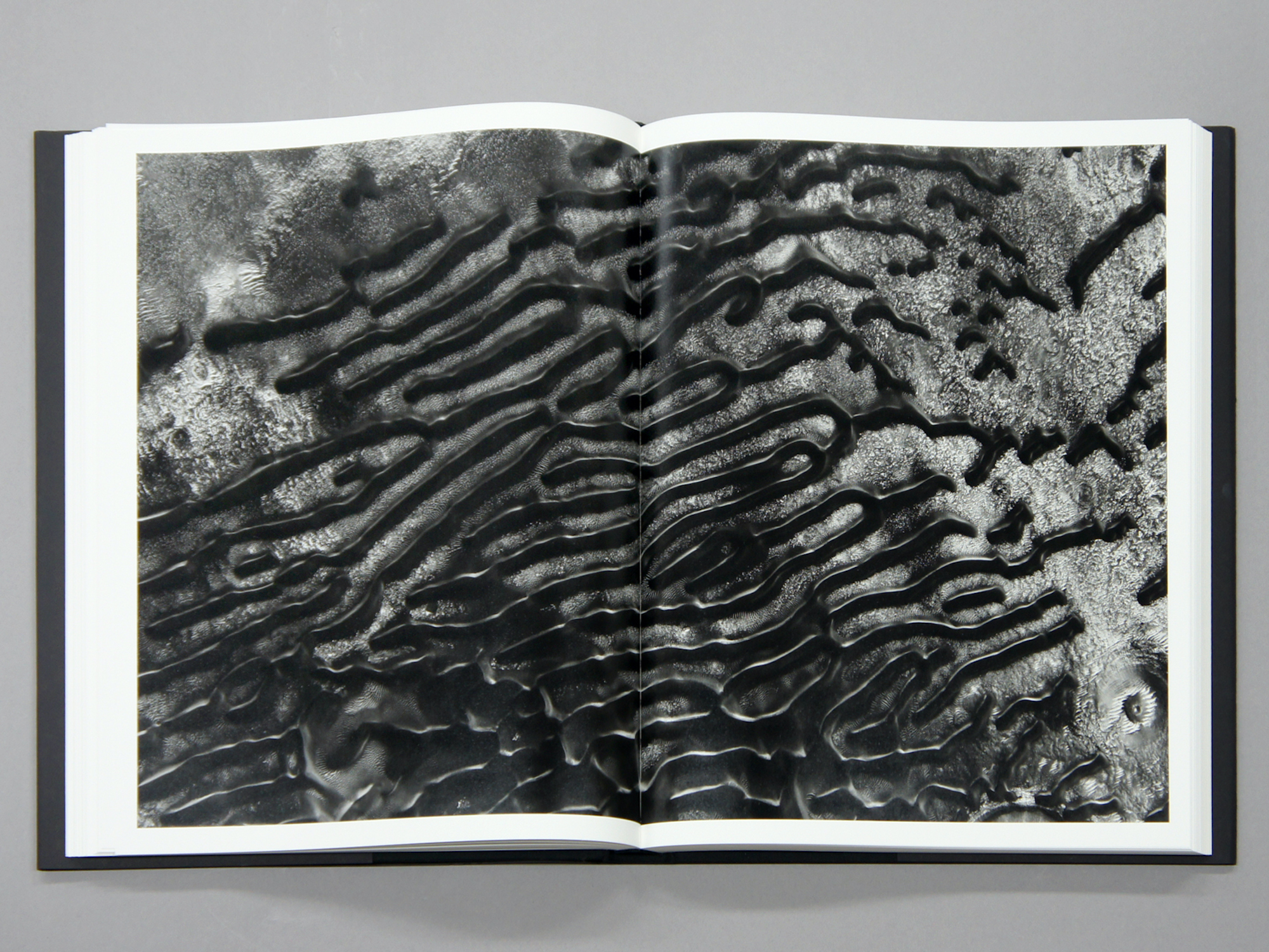 MARS 火星 ―未知なる地表 惑星探査機MROが明かす、生命の起源｜青幻舎