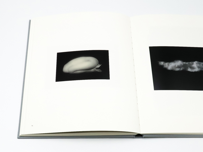 新装版] 小さきもの、沈黙の中で｜青幻舎 SEIGENSHA Art Publishing, Inc.