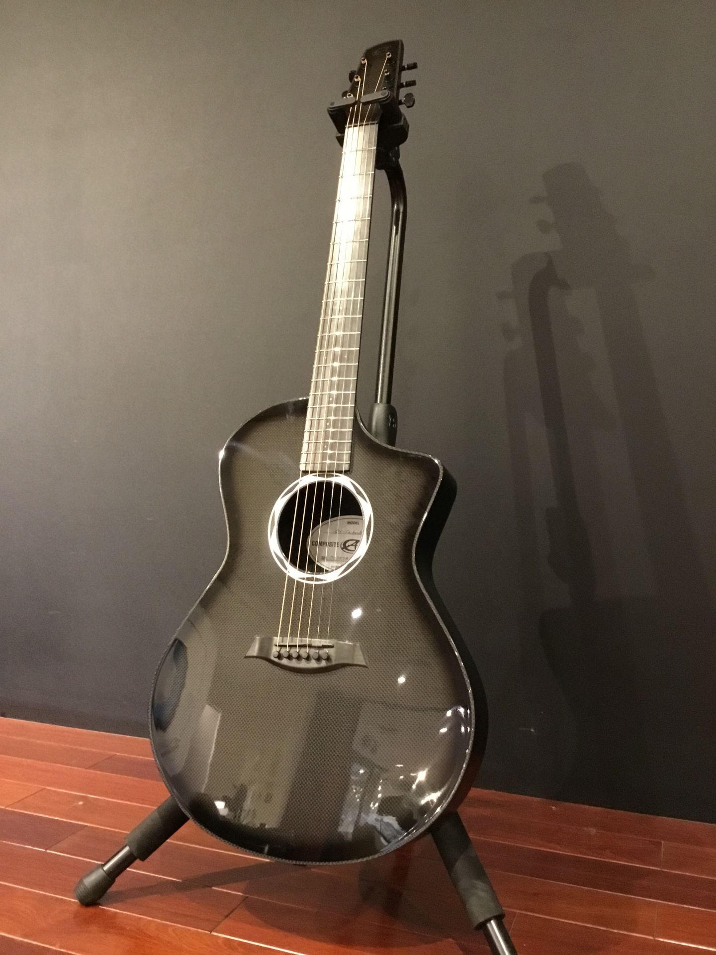 日本初公開モデルも！カーボン製エレアコギター「Composite Acoustics