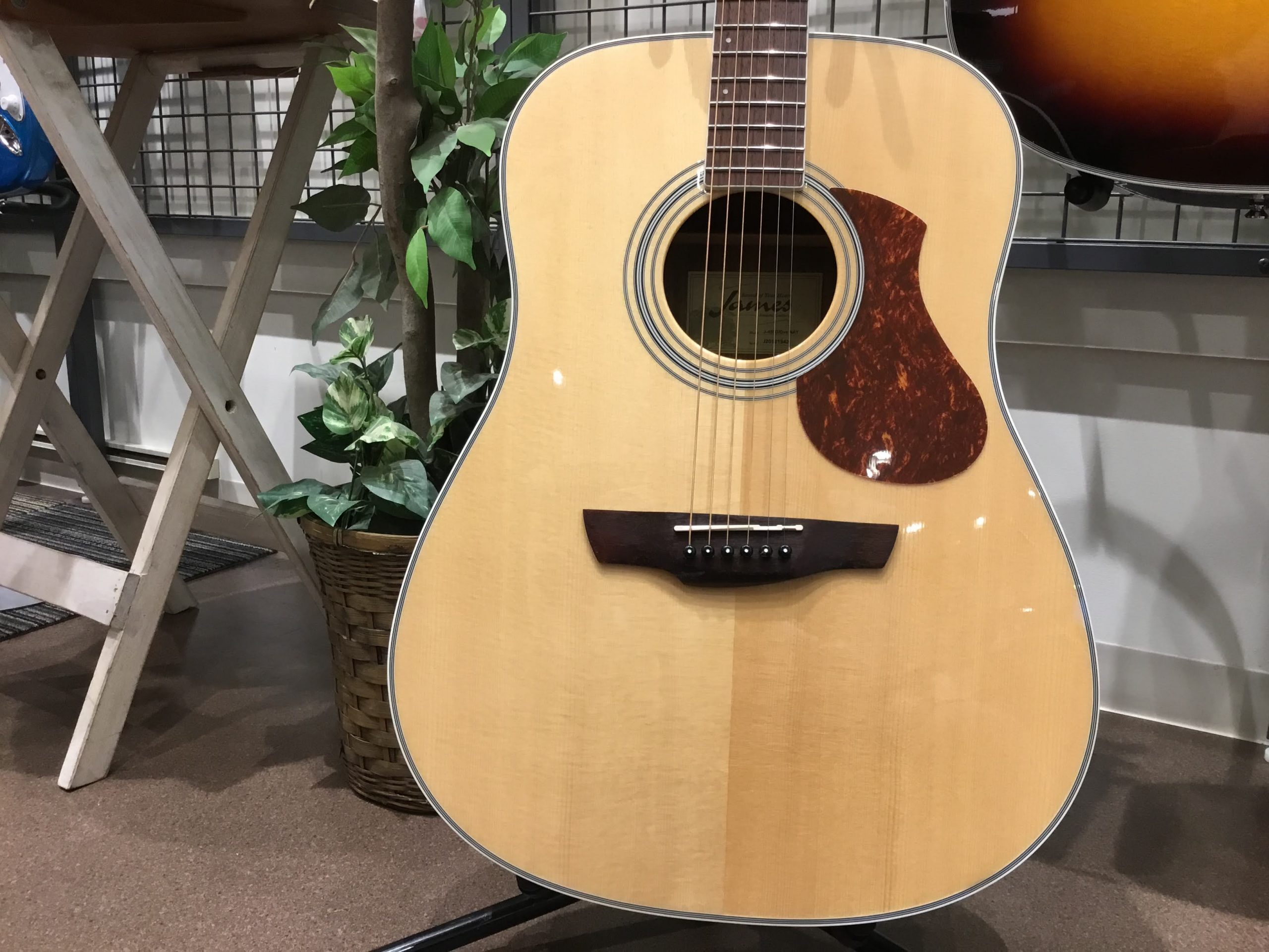 弾きやすい入門モデルのアコースティックギターJames J-450シリーズの