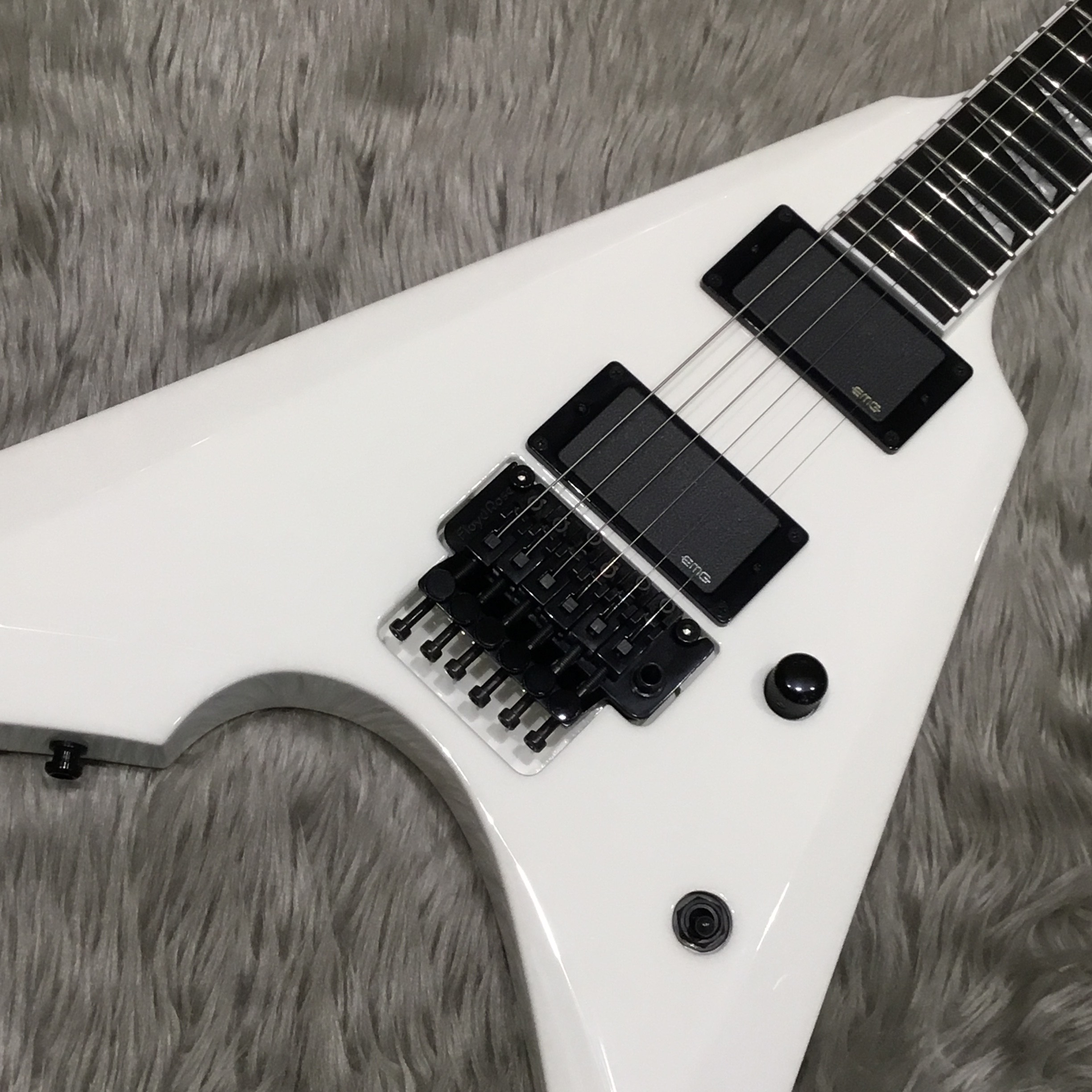 新入荷情報】E-IIの定番Vシェイプ「ARROW」入荷です！｜島村楽器