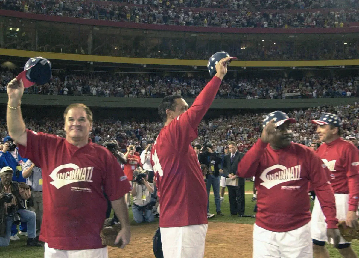 日米野球第1戦 巨人・レッズ＞本塁打を放った巨人・王貞治、右は